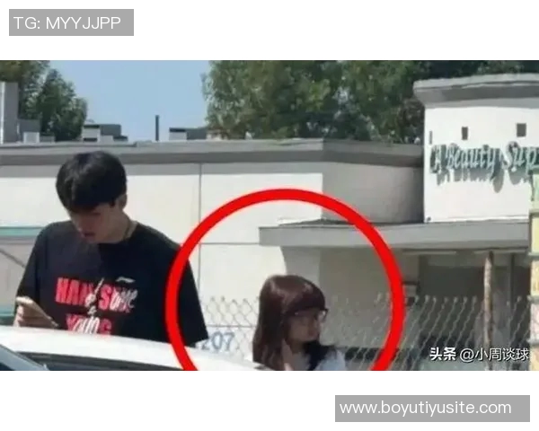 杨瀚森与女友约会被翻译哥打扰网友调侃成电灯泡真搞笑 杨瀚森与女友约会被翻译哥打扰网友调侃成电灯泡真搞笑