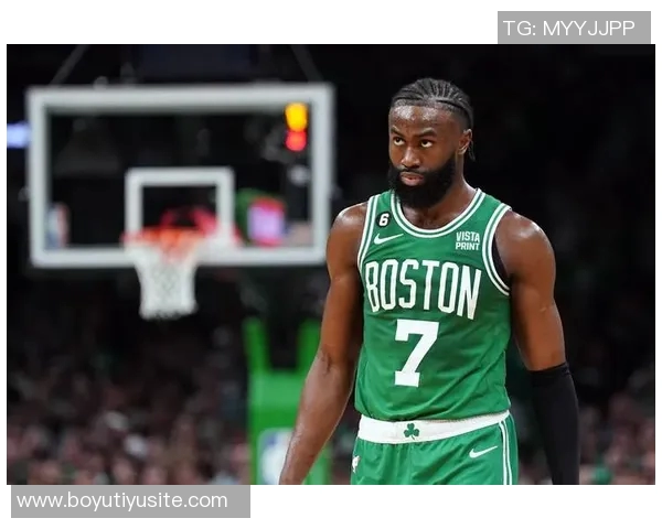 杰伦布朗弧顶三分精准回应个人得分已突破30分展现强大实力