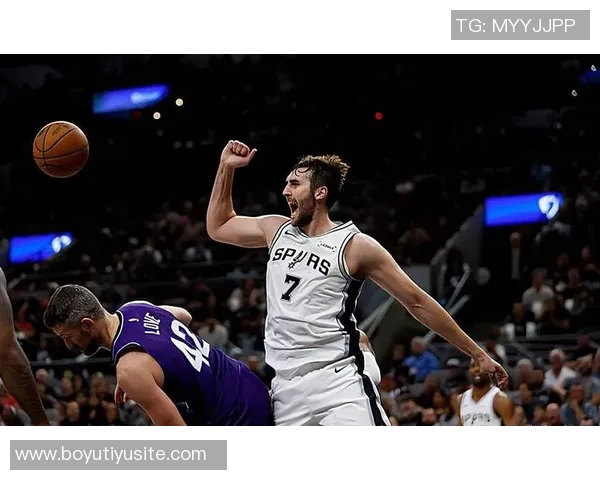 内线核心表现出色科内特半场高效贡献8分4板1帽助球队领先 内线核心表现出色科内特半场高效贡献8分4板1帽助球队领先